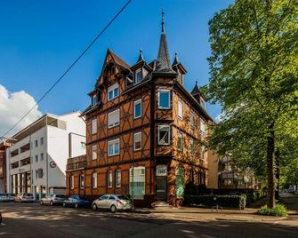 Great large vacation apartment with 7 bedrooms, 2 eat-in kitchens, 19 beds, 4 bathrooms - Esslingen am Neckar - Gebäude
