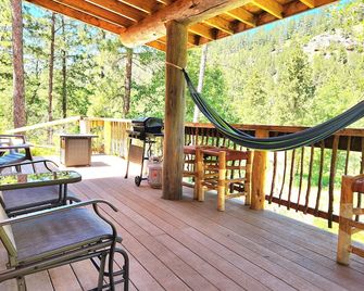 Cozy Cabin nestled in the Valley - 10 minutes to downtown Spearfish! - Spearfish - Balcony