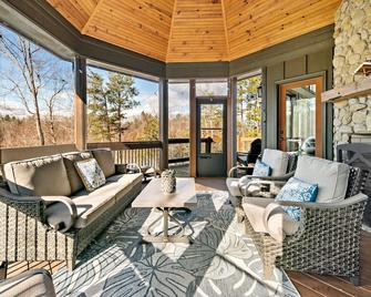 Monkey Boat on Lake James - Nebo - Living room