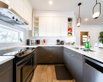 9bdrm Chic Luxury Retreat-Hot Tub-Bbq-Sleeps 23! - Edmonton - Cuisine