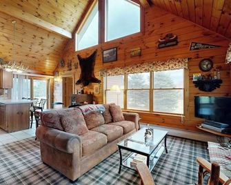 Cozy, dog-friendly waterfront cabin with large yard, porch, dock, & lake views - Greenville - Living room