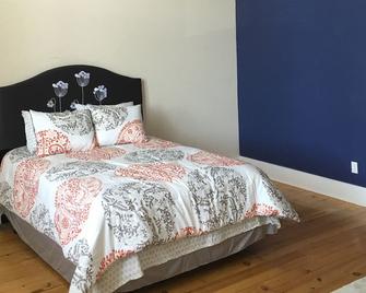 Renovated Manhattan style loft in old firehall, unique, charming, sleeps 14. - Canandaigua - Bedroom