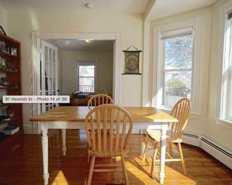 Sunny apartment located a short walk from local parks and Roslindale Village - Boston - Dining room