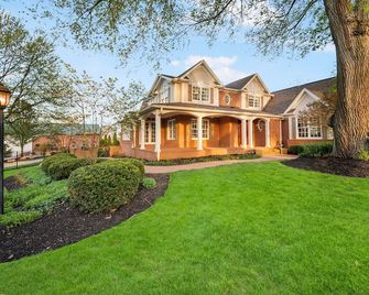 The Manor at Olde Stone Acres. Sleeps 35. Game House. Pond. - Uniontown - Building