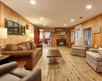 (95R) The Little Creek Cabin at The Redwoods In Yosemite - North Wawona - Sala de estar