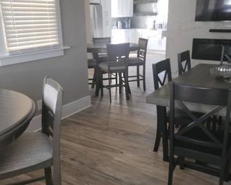 Huge House - Hampton - Comedor