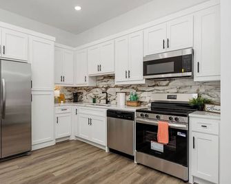 Bright and cozy new build - your retreat awaits. - Commerce - Cocina