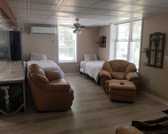 Mayo Lake Lower Unit Highend, Clean, Updated - Roxboro - Bedroom