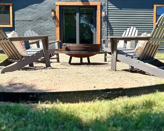 Charming 2BR Bunkhouse in the heart of the Texas Hill Country! - Llano - Innenhof