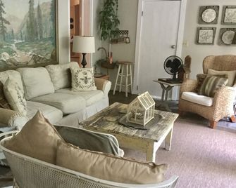 Tryon Hideaway (Equestrian Haven) - Tryon - Living room