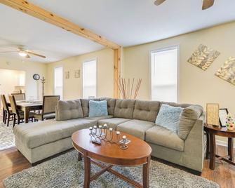 2 Mi to Syracuse University: Apt w/ Fire Pit - Syracuse - Living room