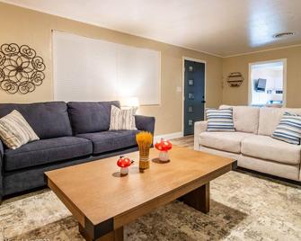 Ultimate Relaxation Retreat w/ Game Room & Hot Tub - Ahwahnee