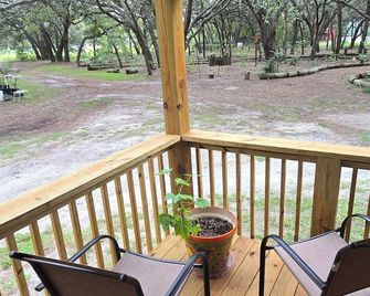 Surrounded by nature 3/2 private home nestled in the woods. - Lecanto - Patio