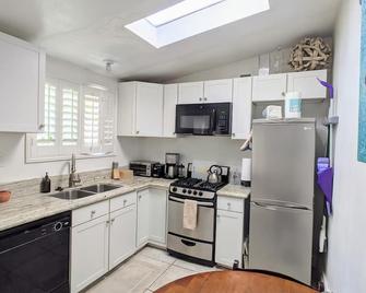 Hillside Bungalow Near Ucla, Bel Air With Patio, Garden & Parking - Los Angeles - Kitchen