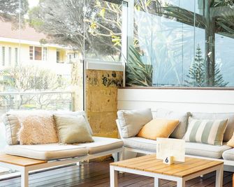 Cottesloe Beach Hotel - Cottesloe - Living room