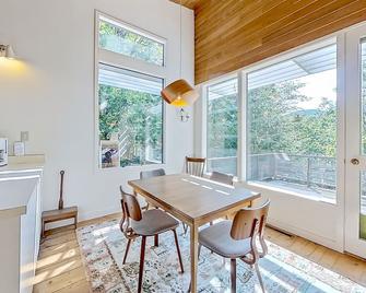 Base Camp 32 - Jackson - Dining room