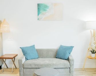 Sks - Superior Room, 1 King Bed With Sofa Bed, Non Smoking - Long Beach - Living room