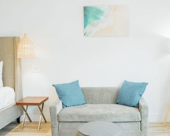 Sks - Superior Room, 1 King Bed With Sofa Bed, Non Smoking - לונג ביץ' - סלון