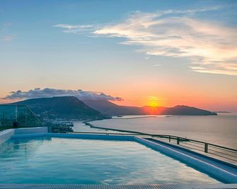 Four Points by Sheraton Oran - Orán - Piscina