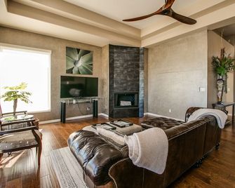 Relaxing Fountain Hills 4 Bdrm W/Breathtaking Views & Pool! - Fountain Hills - Wohnzimmer
