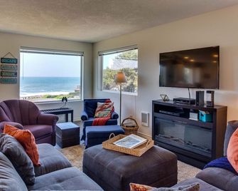 Ocean Views & Tide Pool Access! Dog Friendly! Yachats! - Yachats - Sala de estar