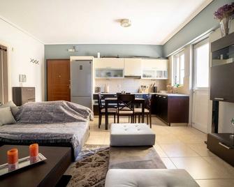 Kalithea train station 1bedroom 2persons - Athens - Living room