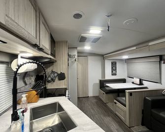 Riverfront 2 Bed Rv On Property- Pets Ok! Minutes From Nisqually Red Wind Casino - Yelm - Cocina