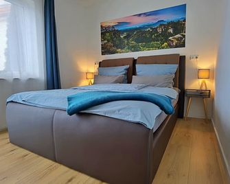 Moderne Ferienwohnung im Herzen von Königstein - Rathen - Schlafzimmer