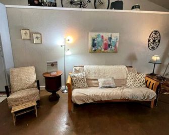 Lovely Studio Rental With Hamilton Creek - Marble Falls - Living room
