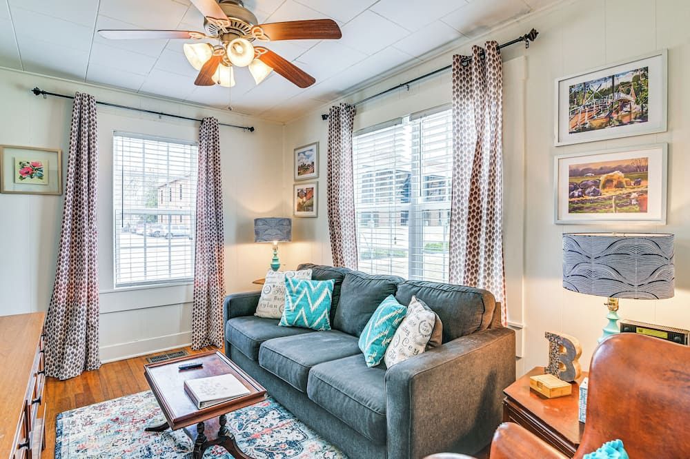 Charming Abode about 2 Mi to Mississippi State Campus! - Starkville - Huiskamer
