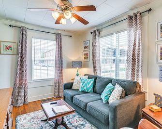 Charming Abode about 2 Mi to Mississippi State Campus! - Starkville - Huiskamer