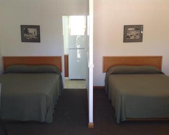Cedar Vista Motel - Tobermory - Bedroom