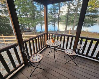 Price's Point - Cabin on the water - Augusta - Balkón