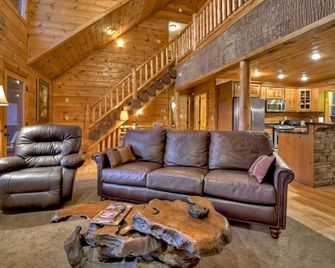 Bar 5 Cabin Beautiful views soothing hot tub outdoor living and more - Cherry Log - Living room