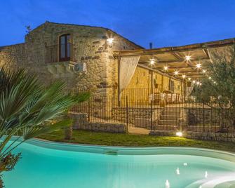 Masseria Fortificata Lo Zafferaneto - Buccheri - Piscina