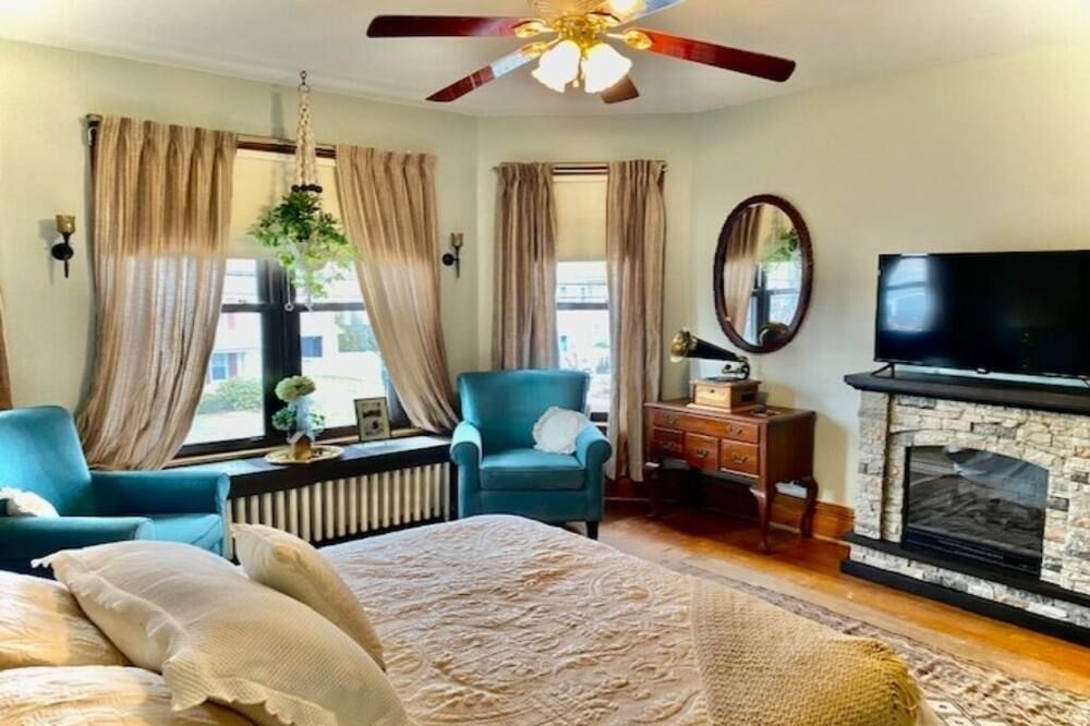 Historic 1884 Victorian Upstairs Unit. Walk to everything! Close to elk! - Saint Marys - Sala de estar