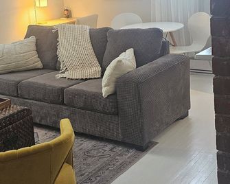 Home Away from Home – Near Trails, Restaurants, Craft Beer & Downtown! - Fredericton - Living room