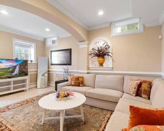 Charming Apartment Suite, 2 Bdr, 1 Bath, Location! - Chantilly