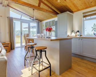 2 Bedroom Accommodation In Chadwick, Near Worcester - Stourport-on-Severn - Kitchen