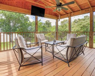 Private and Picturesque Escape on Lake Henry! - Lake Placid - Balcony