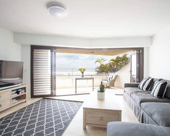 Sandrift Beachfront Apartments - Miami - Вітальня