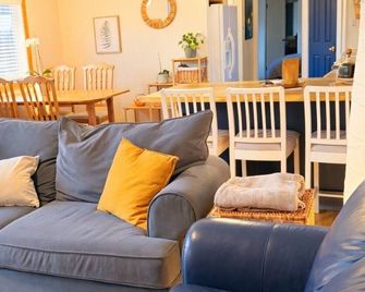 The Blue Roof Cottage - Crowsnest Pass - Salon