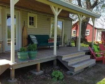 2-bedroom cottage 10 minutes from downtown La Grande in a quiet rural setting. - La Grande - Patio