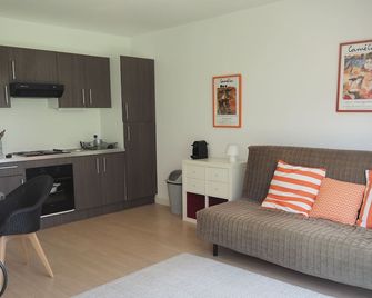 T1 of 30 M2 near the beach of the basques with private parking space - Biarritz - Living room
