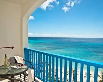 Perfect Beach Getaway in Barbados! Kitchenette & Balcony, Pool, Free Parking! - Oistins - Balkón