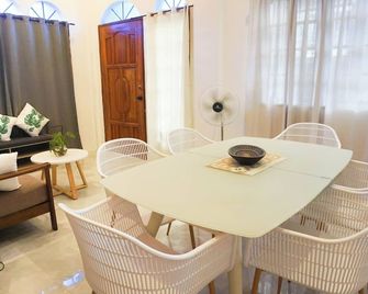 4-bedroom Vacation Home in awesome Puerto Princesa City with AC, WiFi - Puerto Princesa - Essbereich