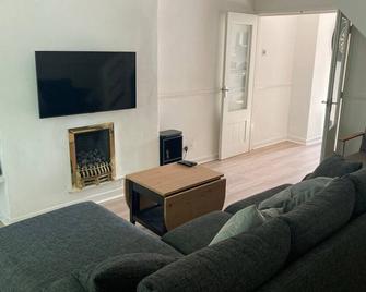 1BR Cheadle Village House With Garden, Close to Airport - Cheadle - Living room