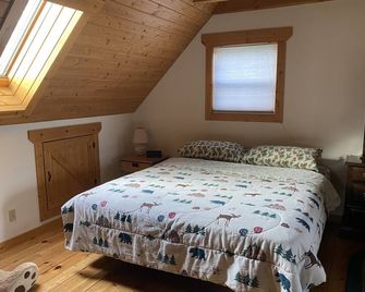 Rustic large log home w/3 full baths in country; midway between Madison & Milw - Johnson Creek - Bedroom