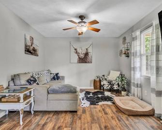Charming pet friendly 2bedroom cottage with pool and goats in serene Troutville. - Troutville - Living room