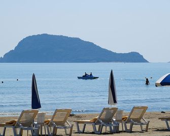 Andreolas Beach Hotel - לגנאס - חוף